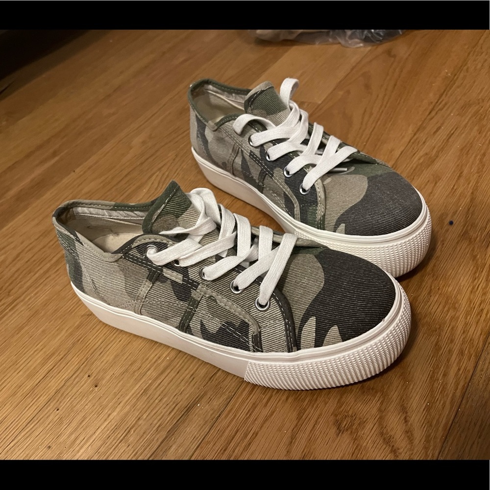 Steve Madden Emmi platform tennis shoes — US size 8.5